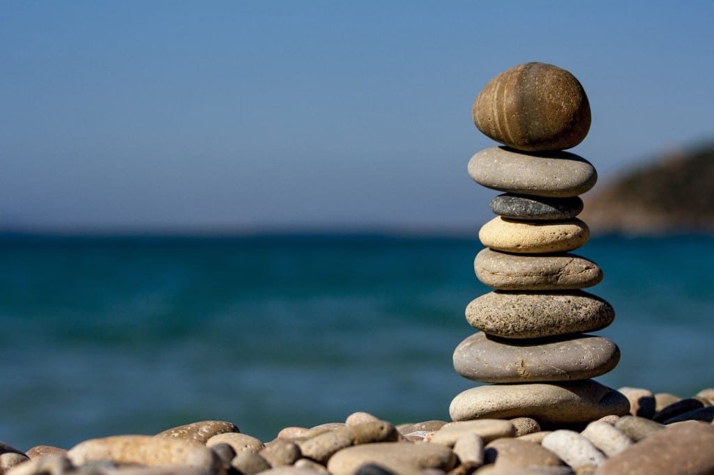 Entspannungsverfahren – steinerne Balance am Meer
